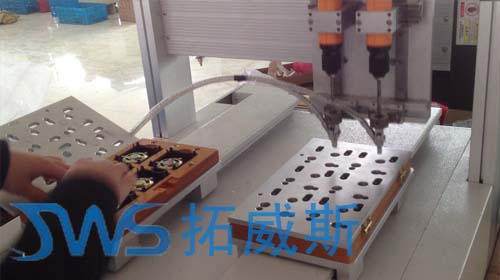 报警器锁螺丝机